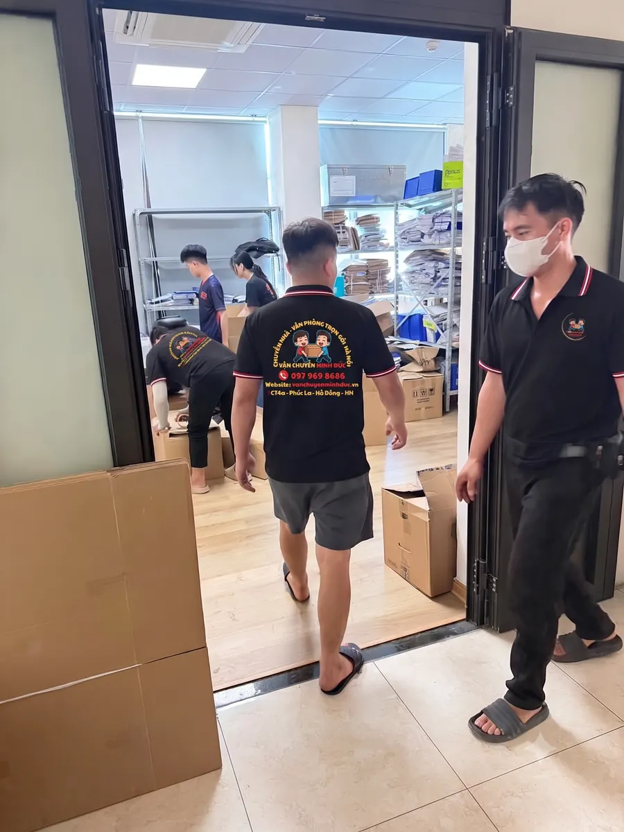 Đưa hàng hóa cửa hàng ra xe tải vận chuyển